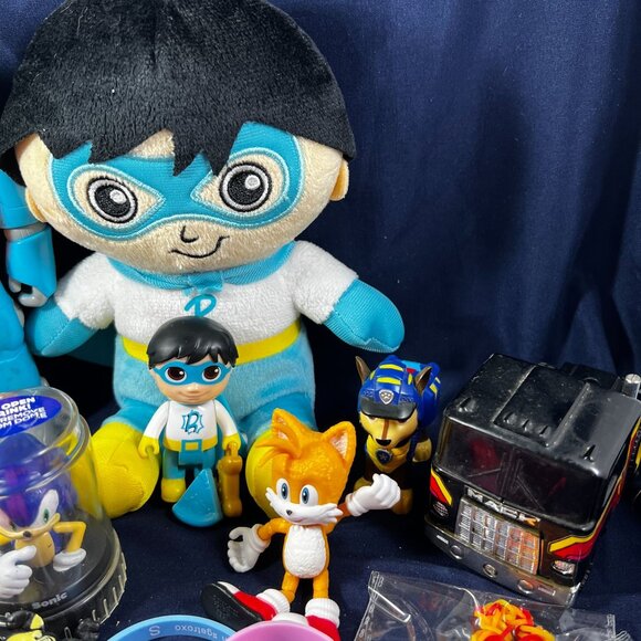 Lot Of 18 Assorted Toys With Plush Figures Vehicles Wristbands & Rainbow Loom - Picture 4 of 9